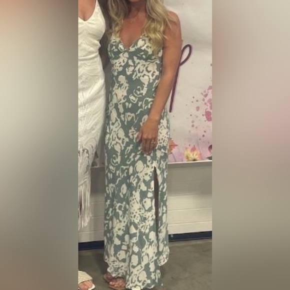 Selfie Leslie downtown cami strap front split midi dress stencil print sage XS - Picture 4 of 4